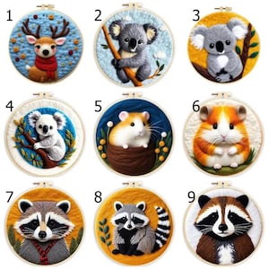 Könnte beinhalten: Neun Stickrahmen-Sets mit verschiedenen Tiermotiven. Die Motive umfassen einen Hirsch, zwei Koalas, zwei Hamster und vier Waschbären. Die Rahmen sind aus Holz und haben einen Durchmesser von etwa 20 cm.