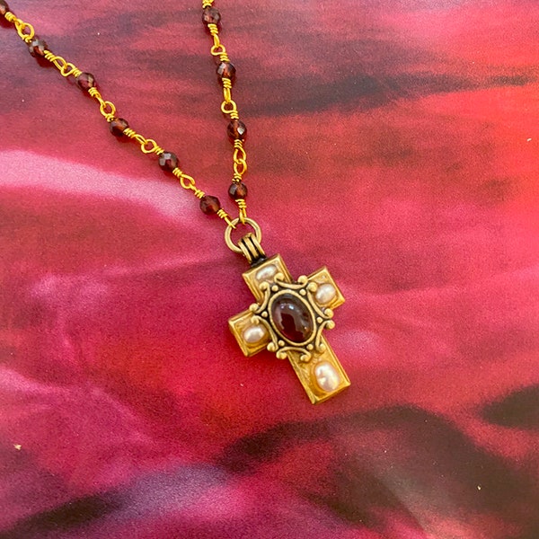Granat & Perlenkreuz-Halskette: 24K Vergoldeter Anhänger, handgefertigt in NYC