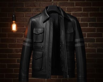Peut inclure: Veste en cuir noire avec plusieurs poches et une fermeture éclair, suspendue devant un mur de briques. La veste a un design classique avec un col et une esthétique élégante et moderne. Les manches présentent des rayures grises.