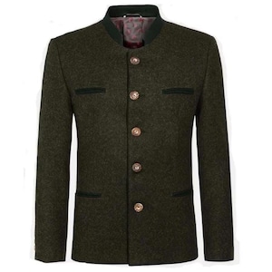 Könnte beinhalten: Ein dunkelgrüner Blazer mit Stehkragen und goldfarbenen Knöpfen. Der Blazer hat zwei Vordertaschen und dunkelgrüne Paspeln. Das Innenfutter ist gemustert. Die Jacke ist tailliert.