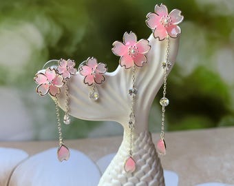 Conjunto de 2 brincos Sakura artesanais em zircônia branca.