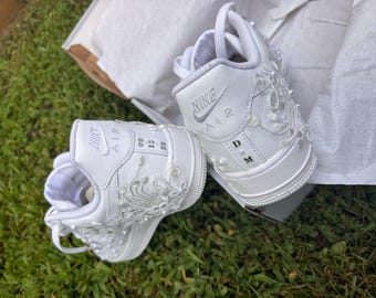 カスタムパール＆レースブライダルシューズ：手作業で装飾されたウェディングスニーカーまたはヒール