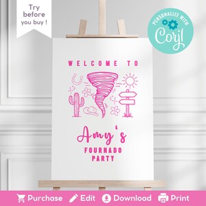 Op de afbeelding: Een wit bord op een houten ezel met roze tekst en illustraties. De tekst luidt "WELCOME TO Amy's FOURNADO PARTY." Illustraties zijn onder meer een tornado, cactus, hoefijzer en cowboyhoed. Het bord heeft ook de tekst "Try before you buy!"