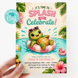 Può includere: Un invito rettangolare con una tartaruga verde che indossa occhiali a forma di cuore su un salvagente a righe rosa e bianche. Il testo recita IT'S TIME TO SPLASH AND CELEBRATE! Make a Splash with Us! Amy is turning 2! Saturday September 20th - 2:00 - 5:00PM 456 Sunset Drive Orlando, FL 32819 RSVP TO MOM : 123-456-7890.