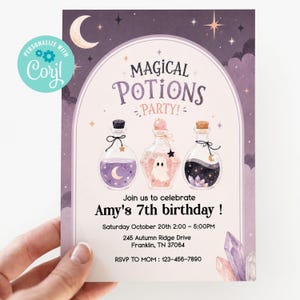 Może przedstawiać: Prostokątna karta zaproszenia z fioletowym tłem nocnego nieba z półksiężycem i gwiazdami. Tekst brzmi Magical Potions Party, Join us to celebrate Amy's 7th birthday, Saturday October 20th 2:00-5:00PM, 245 Autumn Ridge Drive, Franklin, TN 37064, RSVP TO MOM: 123-456-7890.
