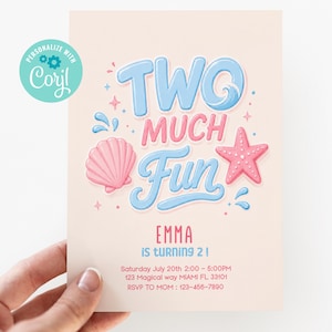 Op de afbeelding: Een licht perzikkleurige verjaardagsuitnodiging met de blauwe en roze tekst TWO MUCH FUN, een roze schelp en een roze zeester. Daaronder staat EMMA IS TURNING 2! met de details: Saturday July 20th 2:00 - 5:00PM, 123 Magical way MIAMI FL 33101 en RSVP TO MOM : 123-456-7890.