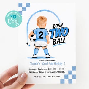 Op de afbeelding: Een verjaardagsuitnodigingskaart met een aquarelillustratie van een kind in een lichtblauw voetbaltenue met het nummer 2 op de rug, terwijl het een voetbal vasthoudt. De tekst luidt: BORN TWO BALL, Join us to celebrate Noah's 2nd birthday!