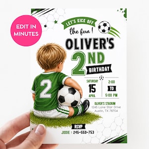 Op de afbeelding: Een voetbal-thema verjaardagsuitnodiging. Het toont een kind in een groen shirt met nummer 2, met een voetbal. De uitnodiging bevat de tekst "OLIVER'S 2ND BIRTHDAY" en evenementdetails.