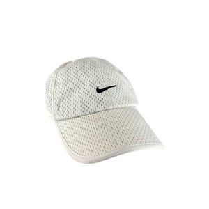 Op de afbeelding: Een witte baseballcap van mesh met een gebogen klep. De pet heeft een klein zwart Nike swoosh-logo op de voorkant. De hoed is gemaakt van ademend mesh-materiaal.