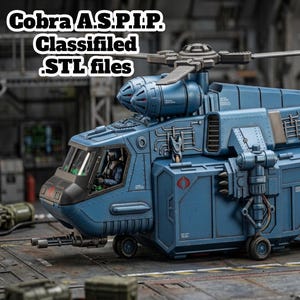 Puede incluir: Un detallado modelo azul de helicóptero con el texto "Cobra A.S.P.I.P. Classified .STL files." El helicóptero tiene un diseño complejo con detalles mecánicos visibles, una cabina y un rotor. El modelo está sobre una superficie con otros objetos.