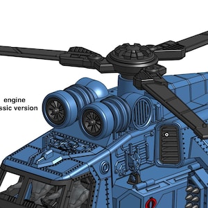 Pu&ograve; includere: Un elicottero giocattolo blu e nero con un rotore e due alloggiamenti motore. Il testo "engine classic version" &egrave; visibile sul lato. L'elicottero ha un abitacolo con due figure all'interno.