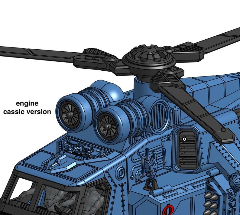 Pu&ograve; includere: Un elicottero giocattolo blu e nero con un rotore e due alloggiamenti motore. Il testo "engine classic version" &egrave; visibile sul lato. L'elicottero ha un abitacolo con due figure all'interno.