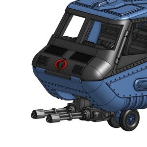 Pu&ograve; includere: Un elicottero giocattolo blu e nero con un emblema rosso. L'elicottero ha un abitacolo, due mitragliatrici e un carrello di atterraggio. Il giocattolo &egrave; un modello dettagliato.