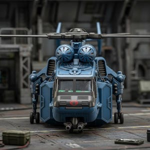 Pu&ograve; includere: Un elicottero giocattolo blu con un design dettagliato, con cabina di pilotaggio, rotori e vari componenti meccanici. Il giocattolo &egrave; ambientato sullo sfondo di un hangar o di un ambiente industriale, con altri accessori giocattolo in primo piano.