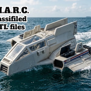 以下が含まれることがあります： 「S.H.A.R.C. Classified .STL files」の文字が入った、薄いグレーのS.H.A.R.C.おもちゃのボート。ボートは水中にあり、側面に「G.I. JOE」の文字が入っています。ボートにはコックピットと翼があります。