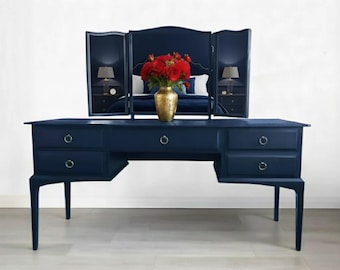 Scrivania da trucco blu navy con specchio a tre ante, tavolo da trucco moderno con cassetti, elegante tavolo da toeletta per camera da letto, lussuosa toeletta blu