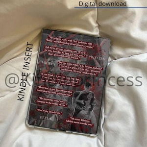 Può includere: Inserto trasparente per Kindle con un design stampato con citazioni e una coppia che si abbraccia. L'inserto recita "KINDLE INSERT" e "Digital download". Il design include il testo "PIGTAILS" e "BELLA".