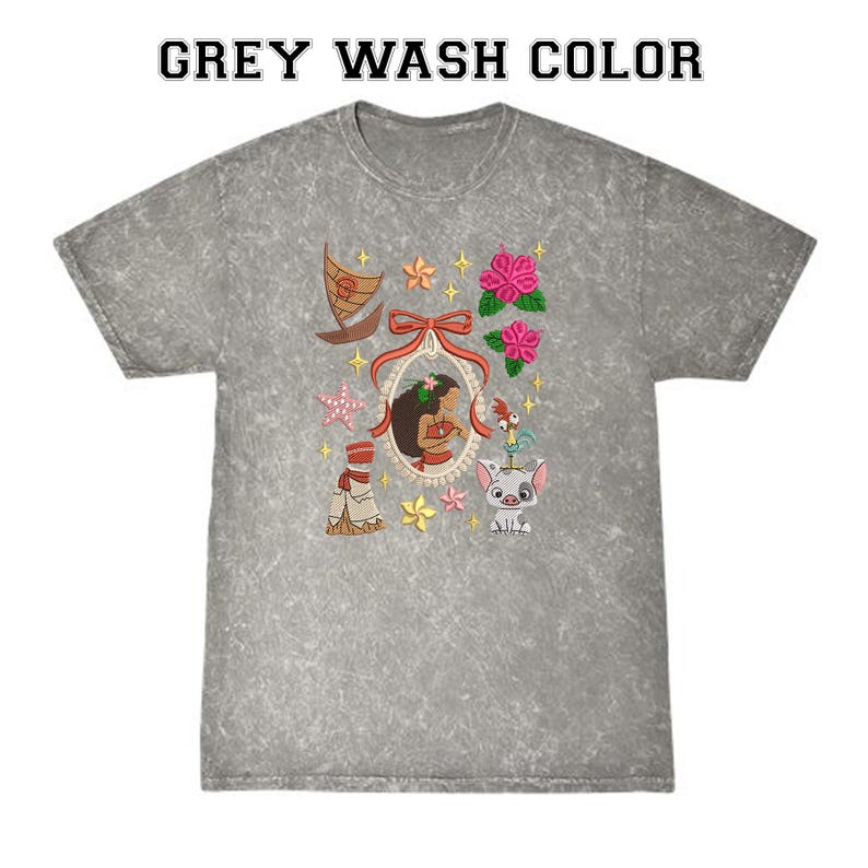 Pode incluir: T-shirt cinza lavado com gola redonda. A camisa apresenta um design bordado colorido com um retrato de uma mulher, um barco, flores e outros personagens de desenhos animados. O texto "GREY WASH COLOR" &eacute; impresso no topo.