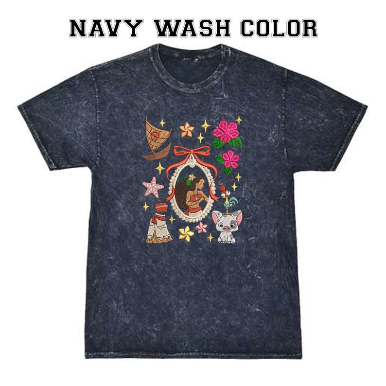 Pode incluir: T-shirt azul marinho lavado com um gr&aacute;fico colorido. O gr&aacute;fico inclui um retrato, flores, um barco e outros personagens de desenhos animados. A camisa &eacute; feita de um material macio e &eacute; adequada para uso casual.