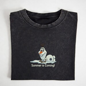 Puede incluir: Una taza de cer&aacute;mica blanca con un asa negra y el texto "But First, Coffee" en un estilo manuscrito. La taza est&aacute; sobre una superficie blanca. La taza mide 10 cm de alto.