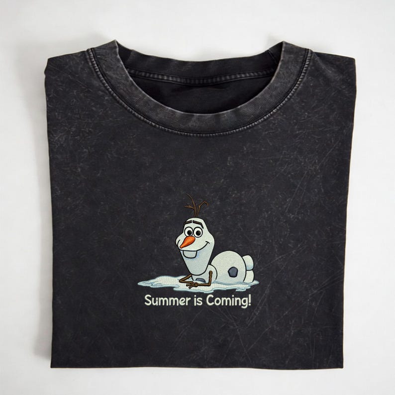 Puede incluir: Una taza de cer&aacute;mica blanca con un asa negra y el texto "But First, Coffee" en un estilo manuscrito. La taza est&aacute; sobre una superficie blanca. La taza mide 10 cm de alto.