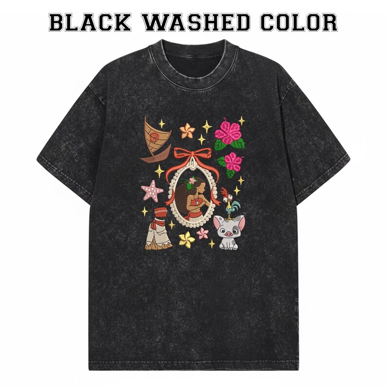 Pode incluir: T-shirt preto lavado com gola redonda. A camisa apresenta um design bordado colorido com um retrato de mulher, um barco, flores, estrelas e um porco. O texto "BLACK WASHED COLOR" est&aacute; no topo.