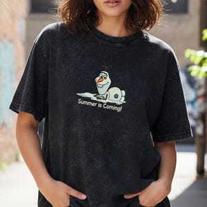 Puede incluir: Un letrero de madera r&uacute;stica con el texto "Welcome to our home" en letras blancas. El letrero presenta un acabado envejecido y un dise&ntilde;o simple y acogedor, perfecto para la decoraci&oacute;n de la entrada.