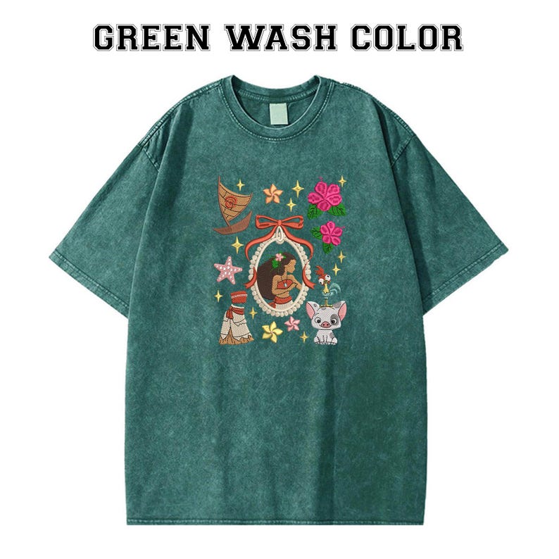 Pode incluir: T-shirt verde lavado com um gr&aacute;fico com uma mulher num quadro, um barco, flores e personagens de desenhos animados. A camisola tem gola redonda e mangas curtas. O texto "GREEN WASH COLOR" est&aacute; impresso no topo.