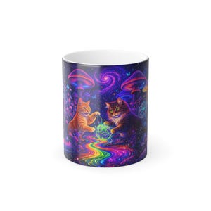 Puede incluir: Taza de café de cerámica con un diseño psicodélico vibrante. La obra de arte representa a dos gatos jugando con una bola de hilo en medio de setas coloridas, un río arcoíris y un fondo de galaxia arremolinada. El interior de la taza es blanco.