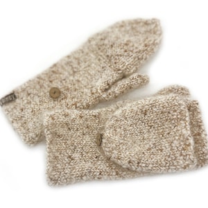 Può includere: Un paio di guanti in maglia beige con dettagli in bottone marrone. I guanti sono realizzati in un materiale morbido e soffice.