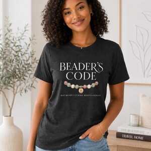 Camiseta estampada con el código del abalorio / Camiseta para fabricante de joyas con cuentas