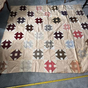 Colcha antigua Churn Dash de la década de 1930 - Estampado de lunares rojos y herraduras - Tela endeble de saco de pienso de la época de la Gran Depresión, 72x80