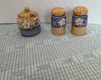 Juego de condimentos japonés vintage de loza brillante / Flor de cerezo Sakura / 5 piezas: salero, pimentero y mostacero con cuchara y tapa.