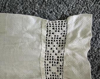 Antieke linnen gastendoek met gehaakt kant inzetstuk en ruche, 32 x 18 vintage witte showhanddoek, badkamerinrichting Cottagecore boerderij