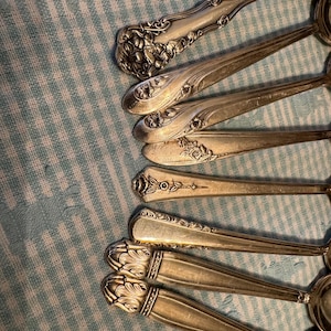 Puede incluir: Un juego de tres tazas de cerámica con acabado mate moteado. Las tazas son de color crema, gris claro y gris oscuro. Cada taza tiene un diseño simple y minimalista.