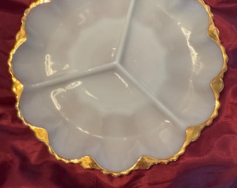 Plato para aperitivos de vidrio opalino vintage de 3 secciones, borde festoneado dorado, fuente con separadores.