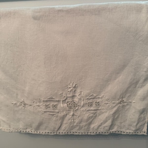 Vintage White Linen Hand Towel with Embroidery, Cutwork Whitework Guest Towel, Cottagecore Bathroom Decor, 22.5 x 13.5