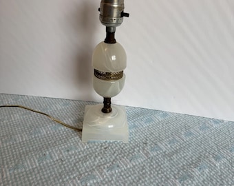 Lámpara vintage de alabastro, lámpara de tocador de filigrana de latón, lámpara de mesa pequeña de mármol, decoración Hollywood Regency, lámpara de acento de piedra blanca en espiral