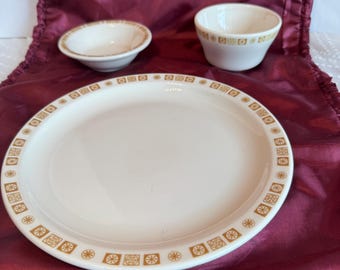 Vintage Buffalo China Oakbrooke Gold Atomic Sunburst Restaurant Ware Trio | Talerz 9-calowy, miska na owoce, miska na zupę | Styl Mid Century Modern MCM Decor