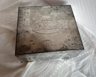 Scatola vintage per biscotti belgi Delacre - Scatola in metallo argentato con decorazioni in rilievo - Contenitore rustico industriale - Grande scatola per biscotti 9x8,5x4