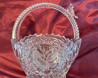 Cesta vintage de cristal de plomo Hofbauer Byrdes con pájaro posado y medallón grabado - Cristal de Alemania Occidental