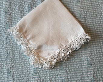 Grote vintage witte linnen zakdoek 30 cm met handgetatoeëerde kanten rand - bruidscadeau