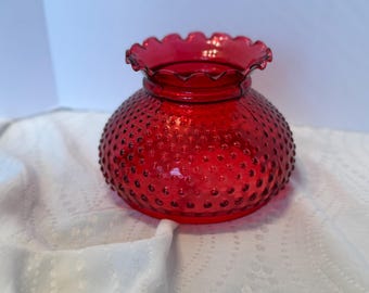 Pantalla de lámpara de cristal Fenton Ruby Red Hobnail / Soporte de 7 pulgadas / Globo de repuesto vintage con volantes y forma abombada de GWTW / Decoración de cristal rojo