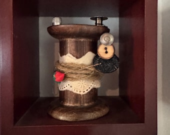 Decorazione vintage con rocchetto da cucito, puntaspilli primitivo, ditale giocattolo antico, bottone rustico