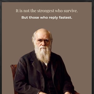 Puede incluir: Un retrato enmarcado de Charles Darwin con una larga barba blanca, vistiendo un abrigo oscuro. Sobre el retrato, el texto dice: It is not the strongest who survive. But those who reply fastest. El fondo es de un color marrón sólido.