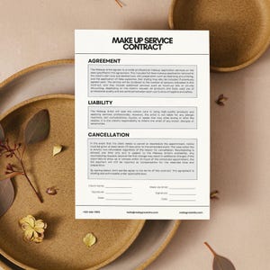 Puede incluir: Un contrato de servicio de maquillaje con el título "MAKE UP SERVICE CONTRACT" en texto negro en negrita. El contrato detalla acuerdos, responsabilidades y políticas de cancelación. El documento está sobre un fondo blanco, con platos y hojas decorativas.