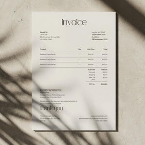 Puede incluir: Una factura minimalista en papel color crema. La palabra "invoice" está en la parte superior, con detalles como la fecha, el producto, la cantidad y el total. La factura incluye el texto "Radiance Facial Serum".