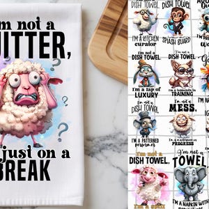 Puede incluir: Paño de cocina blanco con un gráfico de oveja y el texto "I'm not a quitter, I'm just on a break." También se ven otras toallas con gráficos de animales y frases divertidas.