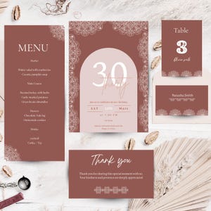 Peut inclure: Ensemble de papeterie de fête couleur terre cuite avec un motif floral. Comprend un menu, une invitation, une carte de table et une carte de remerciement. L'invitation indique "30 Thirty".