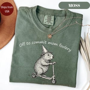 Mamma Frog Comfort Colors Shirt Off to Commit Mom Foolery T-Shirt Rolig Frog Scooter Present till mamma Rolig mamma T-shirt Graviditetsmeddelande Tee